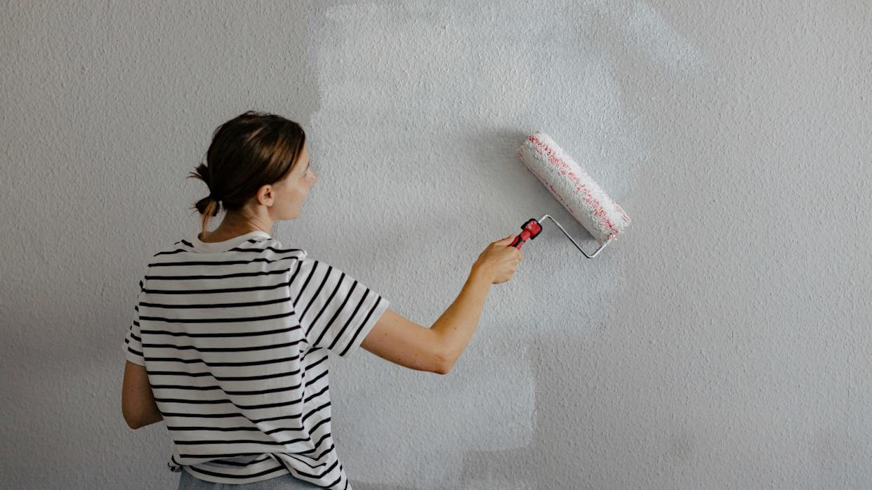 A clean and well-prepared room ready for painting